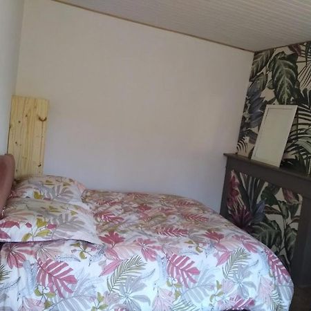 Appartement Cozy Dans Maison Privee Tauves エクステリア 写真