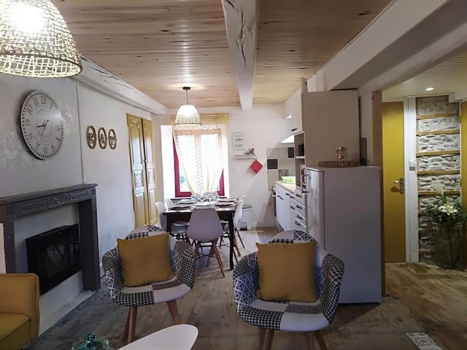 Appartement Cozy Dans Maison Privee Tauves エクステリア 写真