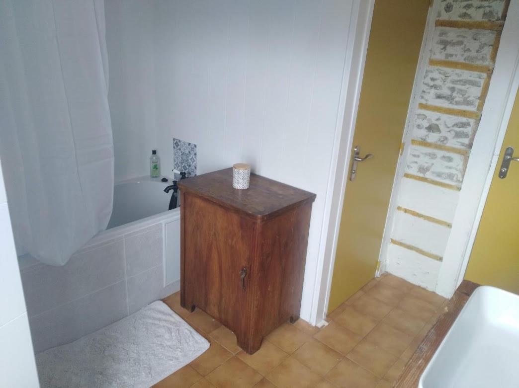 Appartement Cozy Dans Maison Privee Tauves エクステリア 写真
